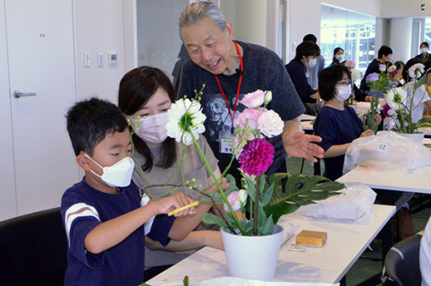 花の生け方をアドバイスする假屋崎さん（右）