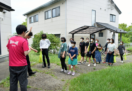 学生スタッフの案内でドミトリーを巡る高校生たち