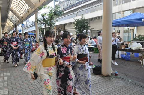 涼しげな浴衣姿の若者グループの姿も見られ、大勢の市民が夏祭りを楽しんだ