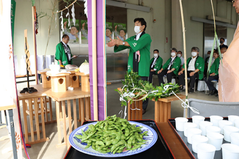 神事で豊作や輸送の安全を祈願し、特産のだだちゃ豆を全国向けに初出荷した