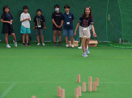 モルックを通じて交流する南三陸町と庄内町の小学生ら＝2日