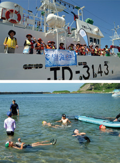 鳥海丸での航海体験に出発＝7月29日午前、酒田港東埠頭（上）2リットルの空ペットボトルを使った浮力体験＝7月29日午後、加茂レインボービーチ