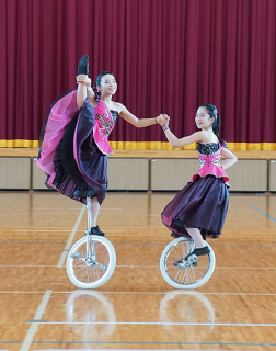 日頃の練習の成果を競った県一輪車競技大会演技部門