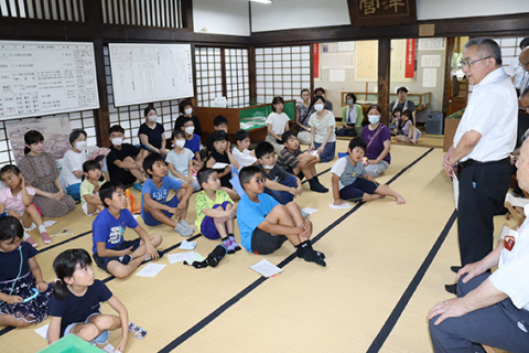 大勢の小学生が挑戦した第2回論語素読検定の開会式