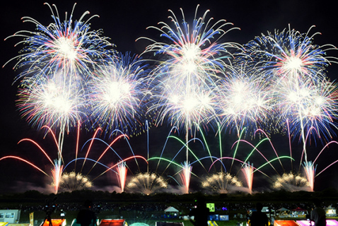 夜空を次々と大輪が染めた「酒田の花火」＝長時間露光