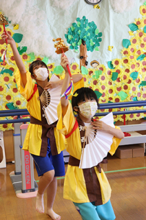 威勢よく「みかぐら」を踊る大西町の子どもたち＝ＪＡ鶴岡げんき館で