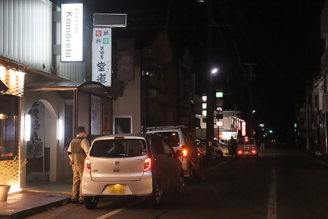 「（コロナ禍前のように）今は待機時間なんてないよ」と仕事をこなす代行業者＝鶴岡駅前の飲食店街