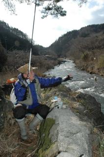 待望の解禁にヤマメを釣り上げる釣り人＝1日午前9時すぎ、鶴岡市槇代