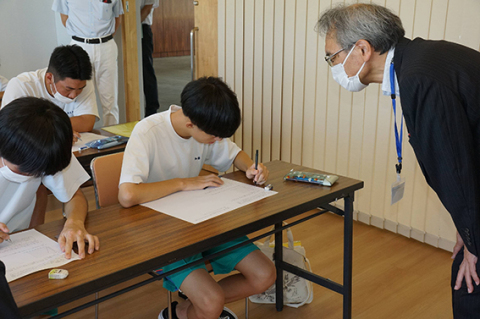 過去の問題などに取り組む中学3年生ら