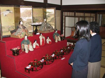 庄内藩酒井家や旧家に伝わる雛飾りが並ぶ致道博物館の展示会場