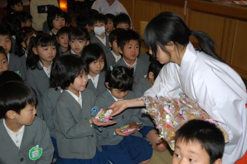 園児たちが古くから伝わるおひな様の前でひな祭り会を開いた