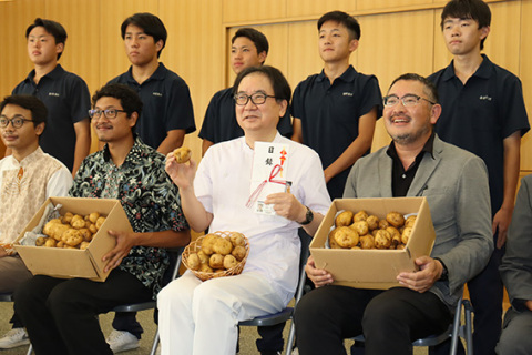 山大農学部と庄内農業高の生徒がジャガイモを贈った＝12日、鶴岡市立荘内病院