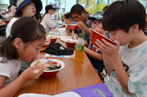 暑い中にぎわいを見せた「ラーメンｅｘｐｏ」＝17日午前