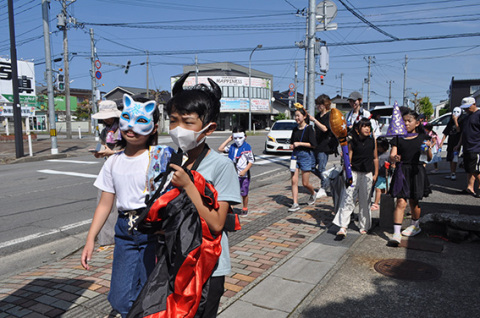 地域の子どもたちが一足早いハロウィーンパレードを繰り広げた