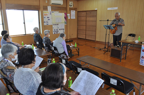 お年寄りたちが演歌とトークを楽しんだ「お茶のみサロン」