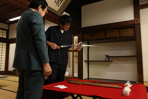 致道博物館で酒井忠久名誉館長（左）の案内で忠次公ゆかりの太刀などを鑑賞する大森さん