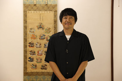 致道博物館で「徳川十六将図」の前に立つ大森南朋さん