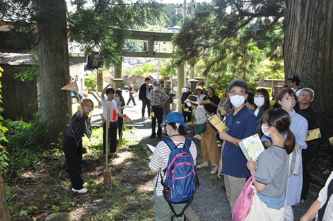 学生の案内で地元住民などが由豆佐売神社から樹木園までを散策した