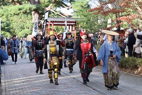 甲冑隊などの大名行列が鶴岡公園を練り歩き、時代絵巻を繰り広げた