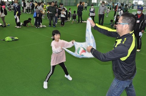 バスタオルの両端を持ちボールを飛ばす「バスタボー」を親子連れなどが楽しんだ