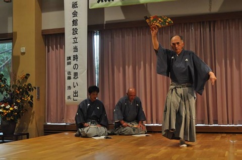 黒川能下座が舞う「田村」。ゆったりした舞は独自に発達した郷土芸能を表している