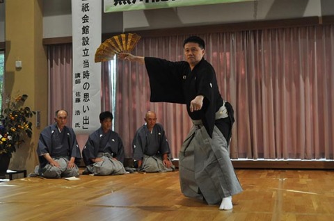 能楽師の清水さんが演じる「田村」。鋭い動きと力強い足踏みは武士に見せる勇壮さを感じる