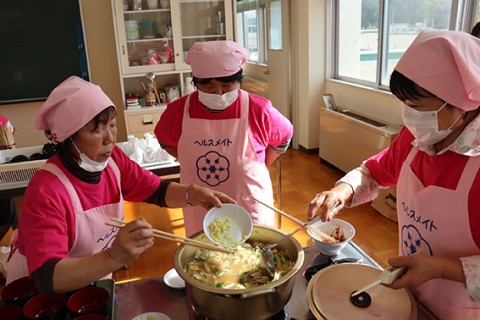 みそ汁を作る藤島食改推進委員