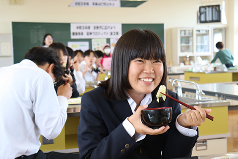 「減塩具だくさん」のみそ汁を試食する女子生徒