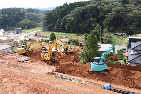 土砂崩れ現場で進む斜面掘削工事＝20日、鶴岡市西目