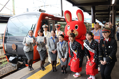 おもてなしイベントに参加したアンバサダーら関係者。「海里」の前に並び記念撮影