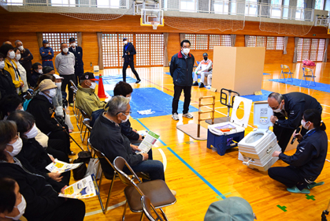 水洗式簡易トイレの使い方を参加者たちが熱心に聞いた