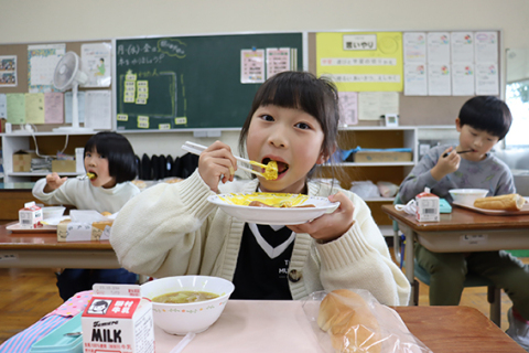 名寄産の「カボチャサラダ」を味わう子どもたち＝東栄小