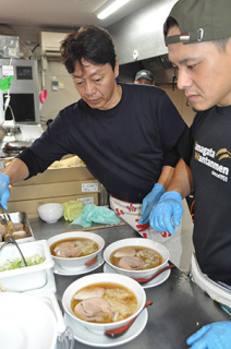 開店後、次々と「酒田のラーメン」の注文が入った