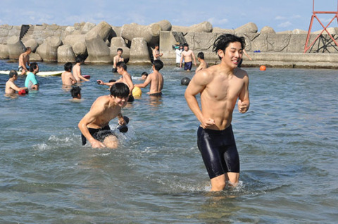 気温、水温とも平年より高く、絶好のコンディションで水納めが行われた