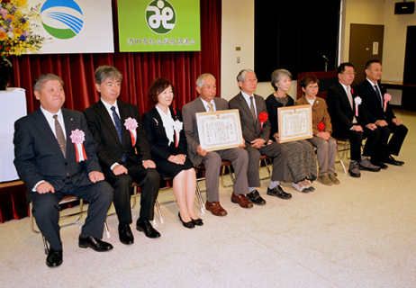 表彰団体の代表を囲む矢口市長（左から3人目）、前田社長（同2人目）たち