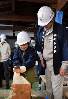 社員たちの指導でカンナ掛けに挑戦する子どもたち