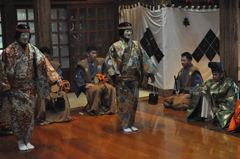 春日神社内の舞台で能と狂言が奉納上演され、幽玄の世界が観客を魅了した