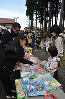 春日神社周辺で縁日が開かれ、大勢の親子連れでにぎわった