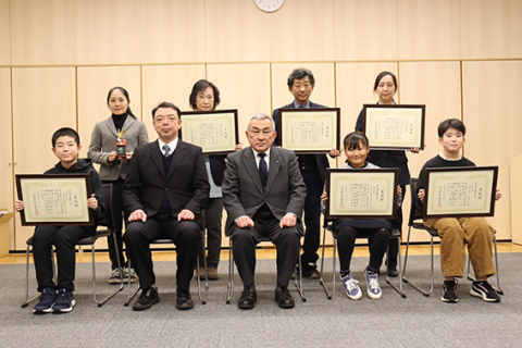 「荘日賞」を手に笑顔の受賞者ら＝鶴岡商議所会館