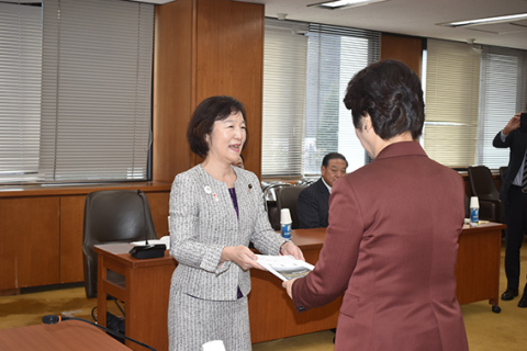 庄内空港機能強化の要望書を吉村知事に手渡す矢口庄内開発協会長（左）