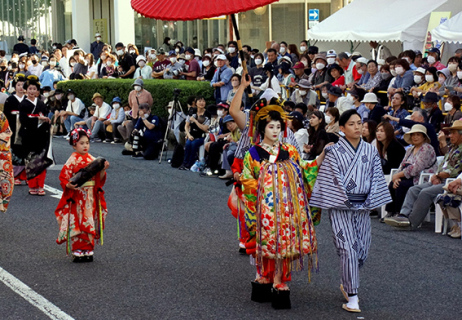 新型コロナの5類引き下げもあり、大勢の祭り客が繰り出した今年の酒田まつり「時代行列」。来年も時代絵巻が繰り広げられる＝今年5月20日