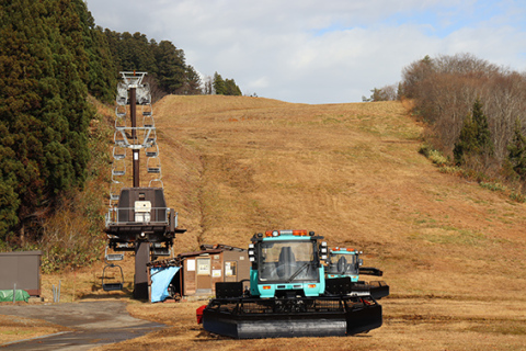 温暖な日が続きで「積雪ゼロスタート」となった羽黒山スキー場＝16日