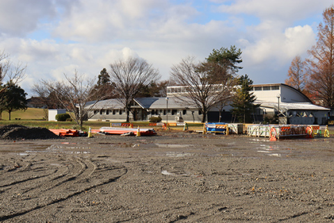 第二学区コミセンの移転新築が計画されている旧朝暘二小跡地。奥の建物が中央児童館