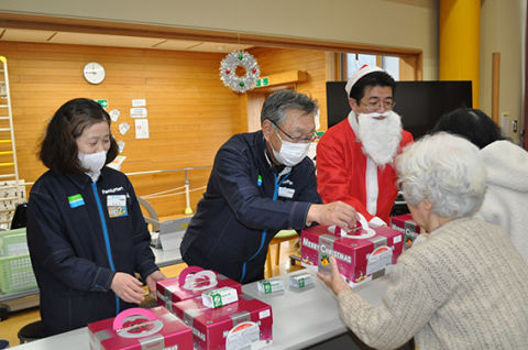 華やいだ雰囲気を クリスマスケーキ デイサービスとようらへ 鶴岡市内ファミマ4店