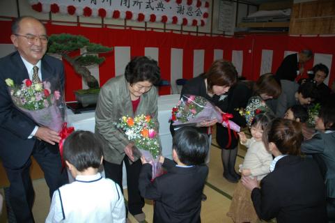 保育士たちへ園児たちから感謝の花束が贈られた