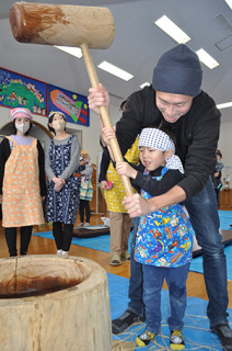 保護者やスタッフに手伝ってもらいながら、子どもたちが餅つきを楽しんだ