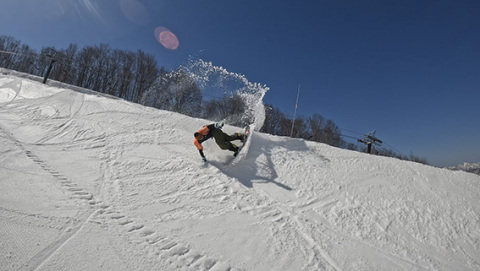 湯殿山スキー場の壁面に設置されている“Ｒ”。コースを立体的に楽しむことができる＝同スキー場提供