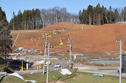 復旧工事が進む現場。近くの県道、市道は通行止めが解除された＝12月28日