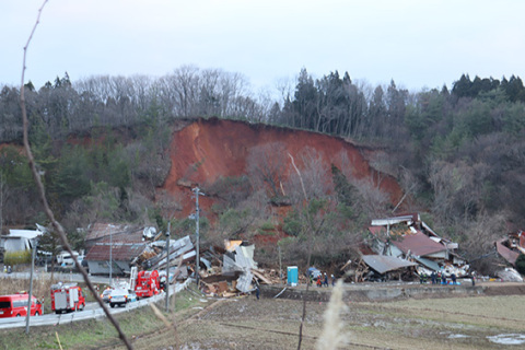 土砂崩れ発生直後の現場。住宅2棟を含む建物が倒壊した＝昨年12月31日