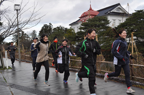 子どもから大人まで、思い思いのペースで鶴岡公園周辺を駆け抜けた